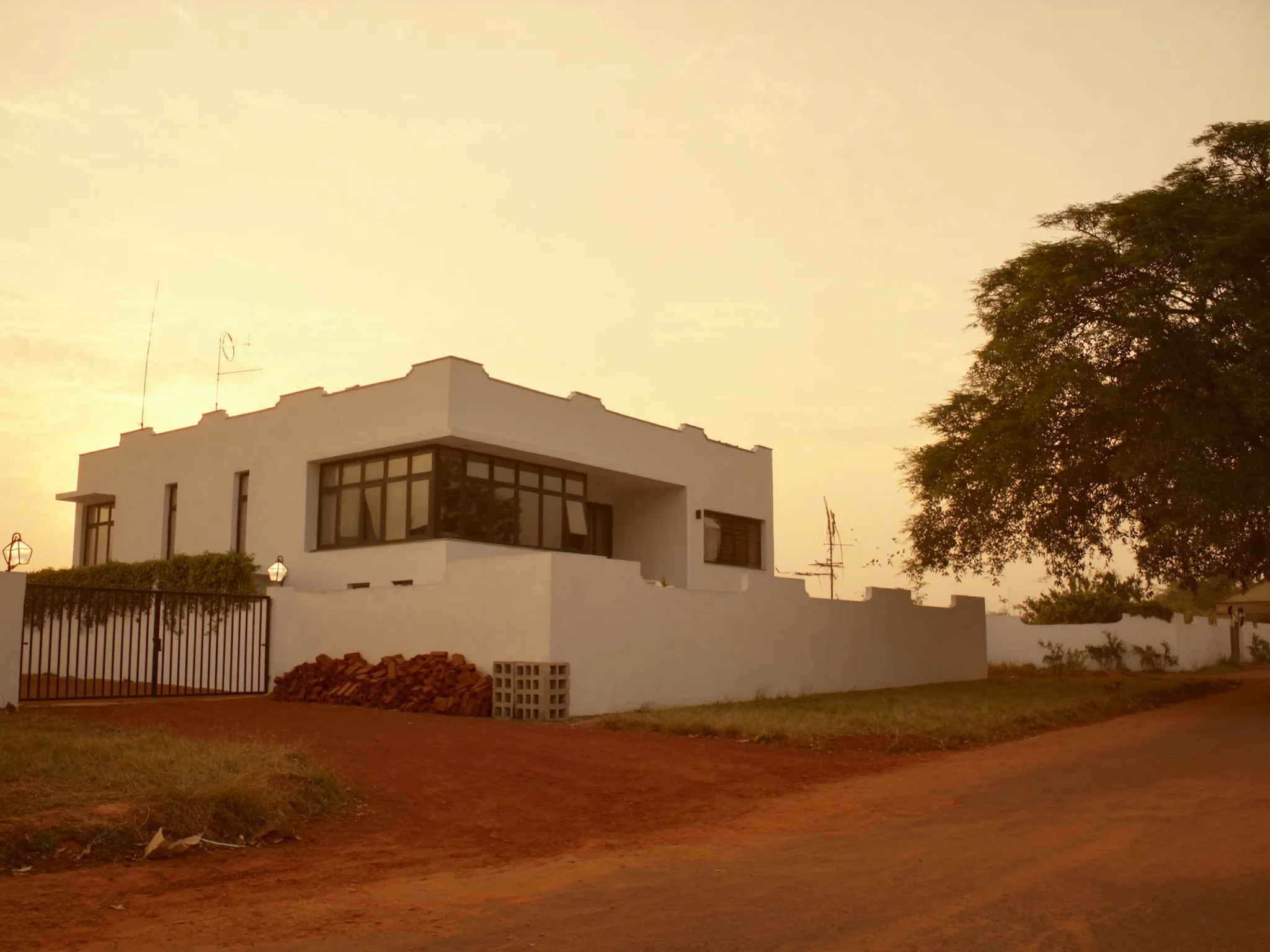 Villa avec cour et mur d'enceinte à Bamako, au lever du jour